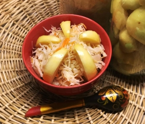 Квашеная капуста с яблоками в кастрюле 