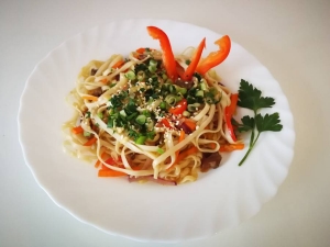 Лапша удон с говядиной и овощами 