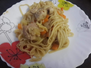 Лапша удон с курицей и овощами 