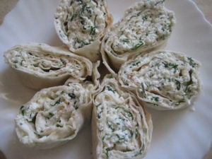 Лаваш с творогом, чесноком и зеленью 