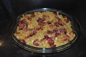 Макаронная запеканка с копченой колбасой и сыром 