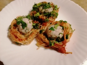 Макаронные гнезда с мясными шариками в томатном соусе 