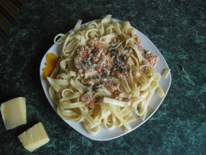 Макароны с яйцом и помидорами 