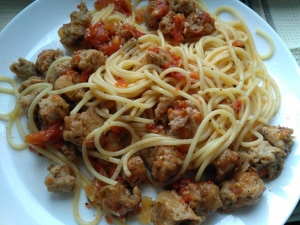 Макароны с соевым мясом и томатным соусом 