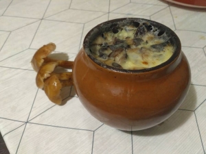 Макароны в горшочках с грибами и сыром 