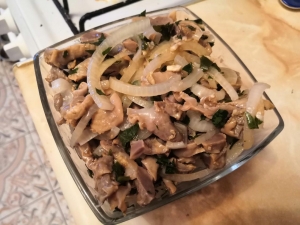 Маринованные куриные желудки с луком 