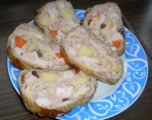 Мясной рулет в куриной шкурке с айвой и морковью 