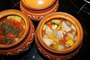 Мясо с кабачками и картошкой в горшочках 
