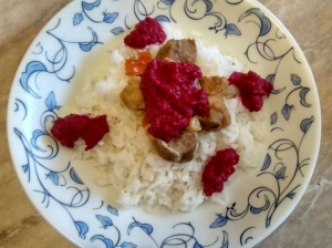 Мясо со свекольным соусом 