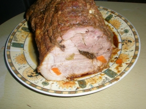 Мясо запеченное с черносливом и чесноком 