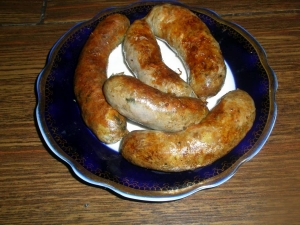 Молдавские домашние колбаски Кырнэцеи с картошкой 