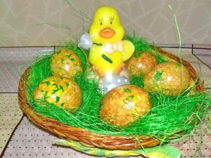 Мраморные яйца в луковой шелухе и зеленке на Пасху 