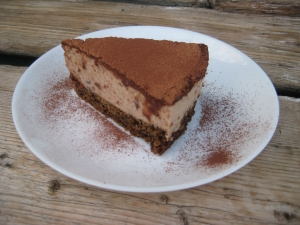 Муссовый торт с черносливом и орехами 