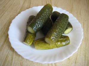 Огурцы малосольные с чесноком и укропом 