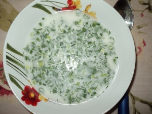 Окрошка с курицей на бульоне и сметане 