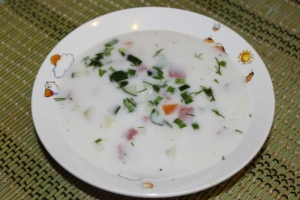 Окрошка на майонезе с колбасой и курицей 