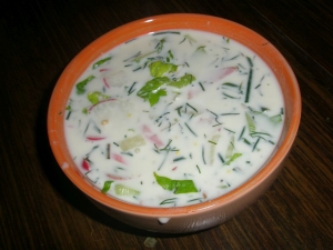 Окрошка на минералке и кефире с колбасой и листьями салата 