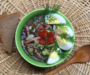 Окрошка с колбасой и помидорами на квасе без сметаны 