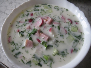 Окрошка с колбасой и редисом на сметане и воде 