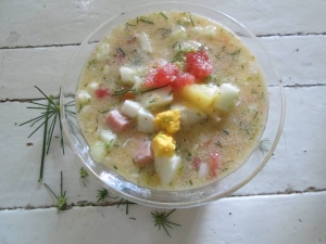 Окрошка с помидорами и чесноком 