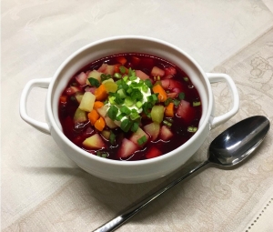 Окрошка с рыбой и свекольным квасом 