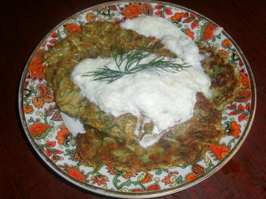 Оладьи из кабачков со сметано-огуречным соусом 