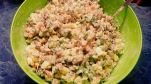 Оливье с говядиной и колбасой 