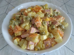 Оливье с тыквой и колбасой 