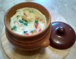 Омлет с хлебом, колбасой и помидорами в духовке 