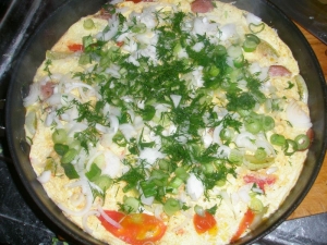 Омлет с колбасой и овощами на сковороде 