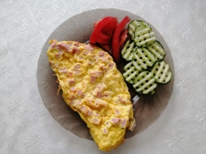 Омлет с колбасой и сыром в мультипекаре 