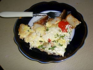 Омлет с сыром и овощами на сковороде 