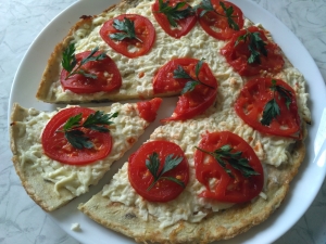 Омлет с сыром, помидорами и грибами на сковороде 