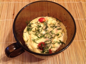 Омлет в микроволновке в кружке с помидорами и сыром 