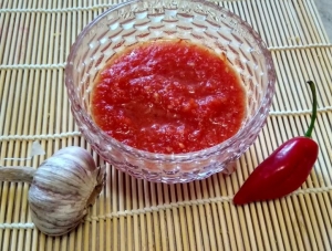 Острый соус чили с помидорами 