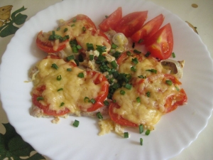 Отбивные из свинины в духовке с сыром и помидорами 