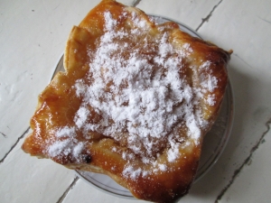 Открытые слойки с яблоками 