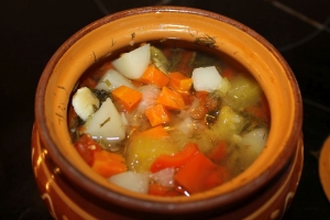 Овощное рагу с кабачками в горшочках 