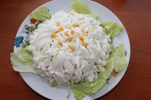 Овощной салат из пекинской капусты с кукурузой 