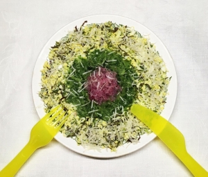 Овощной салат с яйцом и сыром для детей 2 года 