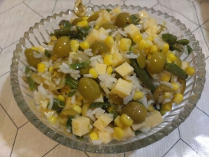 Овощной салат с рисом, оливками и сыром 
