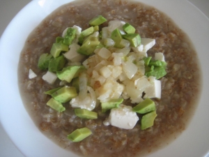 Овсянка с авокадо и сыром фета 