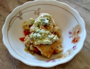 Палтус с цветной капустой и овощами на сковороде 