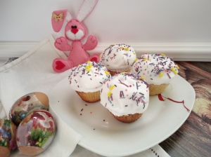 Пасхальные кексы с цукатами, изюмом и глазурью 