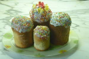 Пасхальные дрожжевые куличи на сметане и молоке с изюмом 