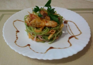 Паста с курицей и помидорами 