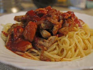 Паста с курицей в кисло-сладком соусе 