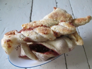 Печенье из слоеного теста со сгущенкой и ягодами 