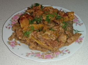 Печень с карамелизированными яблоками и луком 