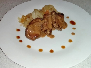 Печень в сливочном соусе с карамелизированным луком 